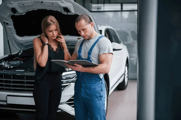 Neue Ausrüstung Muss Her Ergebnisse Der Reparatur Selbstbewusster Mann Zeigt — Stockfoto