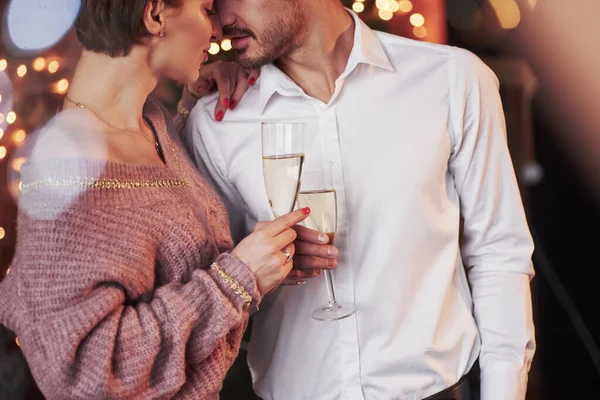 Champanhe Amor Bom Casal Celebrando Ano Novo Casa Com Roupas — Fotografia de Stock