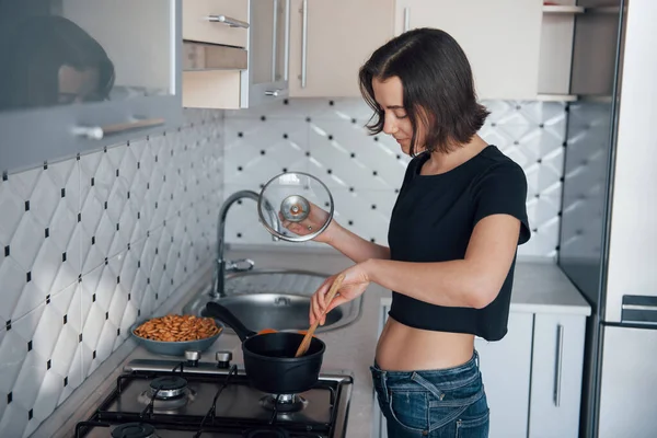Mezclar Sopa Chica Cocina Moderna Casa Fin Semana Por Mañana — Foto de Stock