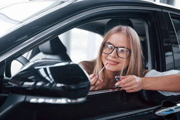 Deve Estar Pronto Rapidamente Menina Loira Bonita Sentada Carro Novo — Fotografia de Stock