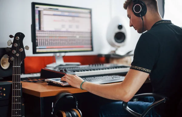 Sound Engineer Headphones Working Mixing Music Indoors Studio — Stock Photo, Image