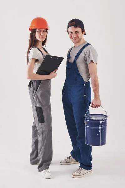 Zwei Mitarbeiter Mann Blauer Uniform Mit Frau Mit Hut Steht — Stockfoto