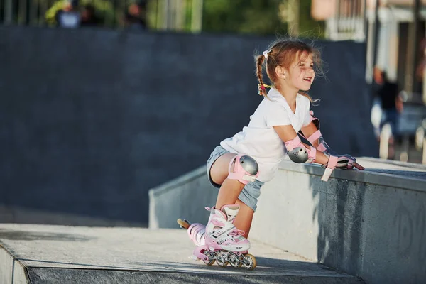 Nettes Kleines Mädchen Mit Rollschuhen Freien Sitzt Auf Der Rampe — Stockfoto