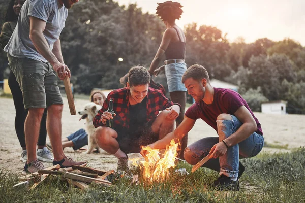 Utrzymuję Ogień Grupa Ludzi Organizuje Piknik Plaży Przyjaciele Bawcie Się — Zdjęcie stockowe