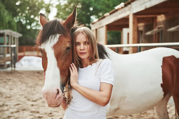 Escena Rural Mujer Feliz Con Caballo Rancho Durante Día —  Fotos de Stock