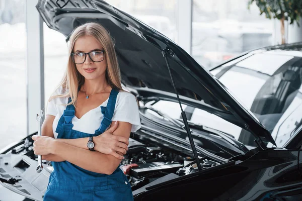 Mädchen Und Auto Werkstattmitarbeiterin Weißen Hemd Und Blauer Uniform Steht — Stockfoto