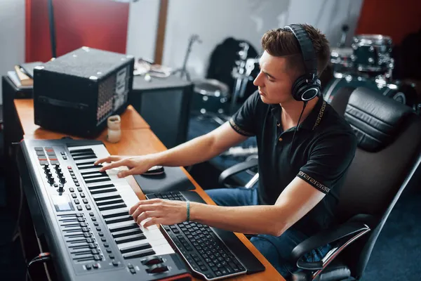 Ääniteknikko Kuulokkeissa Työskentelemässä Sekoittamassa Musiikkia Studiossa — kuvapankkivalokuva