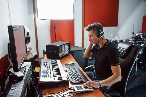 Ääniteknikko Kuulokkeissa Työskentelemässä Sekoittamassa Musiikkia Studiossa — kuvapankkivalokuva