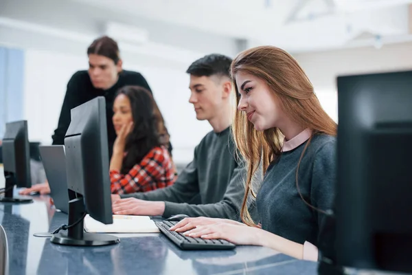 Telas Computador Grupo Jovens Roupas Casuais Que Trabalham Escritório Moderno — Fotografia de Stock