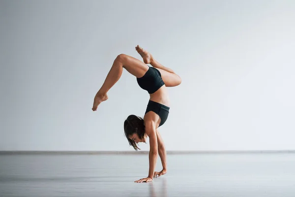 Amuda Kalkmak Siyah Elbiseli Zayıf Vücutlu Genç Sportif Bir Kadın — Stok fotoğraf