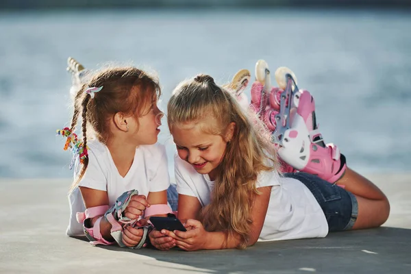 Two Little Girls Roller Skates Outdoors Lake Background — Stock Photo, Image