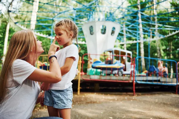 Szeretjük Egymást Vidám Kislány Anyja Jól Érzi Magát Parkban Együtt — Stock Fotó