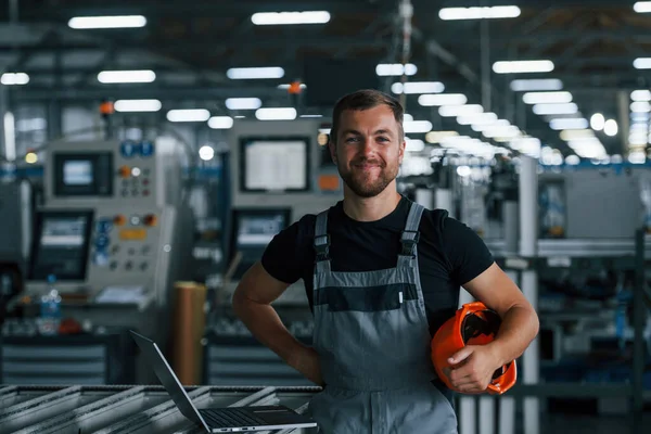 Porträt Eines Industriearbeiters Einer Fabrik Junger Techniker Mit Orangefarbenem Hut — Stockfoto