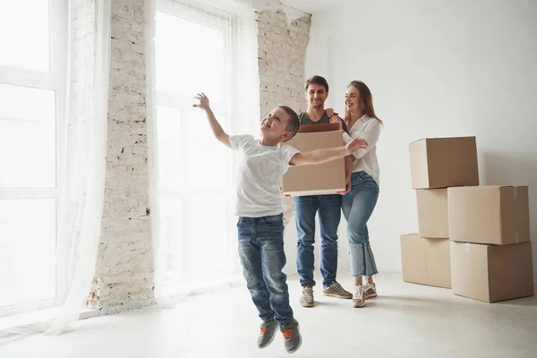 Aire Humor Juguetón Del Niño Familia Mudado Una Casa Nueva — Foto de Stock