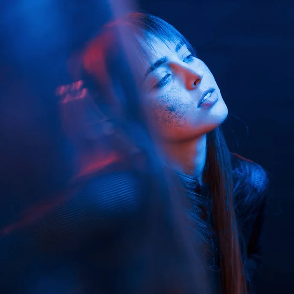 Sensualidade Prazer Estúdio Filmado Estúdio Escuro Com Luz Néon Retrato — Fotografia de Stock