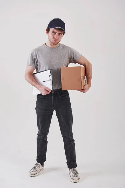 现代邮政服务 手里拿着盒子的男人站在演播室的白色背景下 — 图库照片