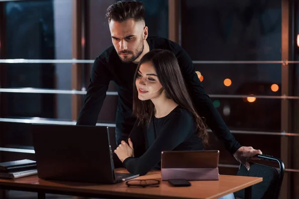 Ein Bärtiger Modern Aussehender Typ Team Junger Geschäftsleute Arbeitet Nachts — Stockfoto