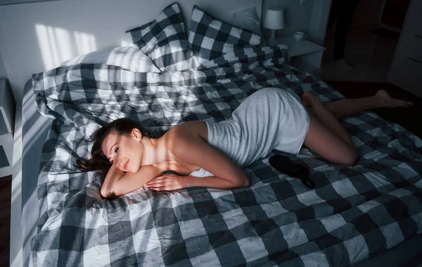 Descansar Sentir Bem Mulher Muito Jovem Deitada Cama Hora Manhã — Fotografia de Stock