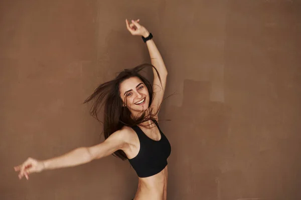 Picture Motion Young Beautiful Woman Standing Studio Brown Background — Stock Photo, Image