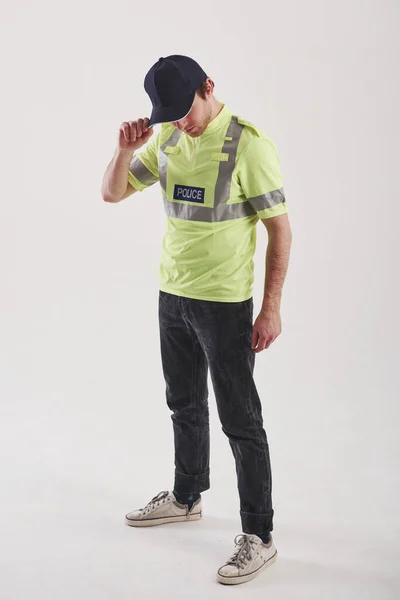 Escondiendo Cara Detrás Del Sombrero Policía Uniforme Verde Levanta Contra —  Fotos de Stock