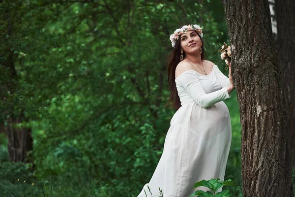 Ağaca Yaslanarak Elbiseli Güzel Hamile Kadın Dışarı Çıkıyor Pozitif Esmer — Stok fotoğraf