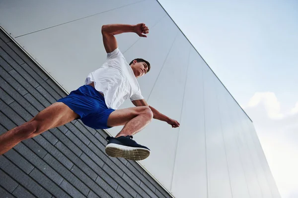 Vzduchu Vzduchu Mladý Sportovní Muž Dělá Parkour Městě Slunečného Dne — Stock fotografie