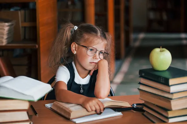 Aburrido Cansado Linda Niña Con Coletas Está Biblioteca Apple Los — Foto de Stock