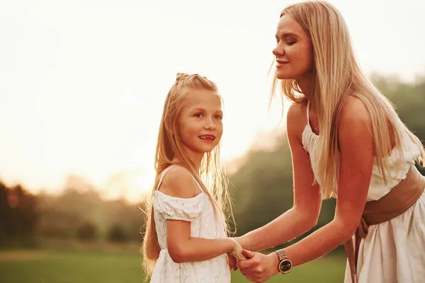 Mirando Lejos Madre Hija Disfrutando Fin Semana Juntos Caminando Aire — Foto de Stock