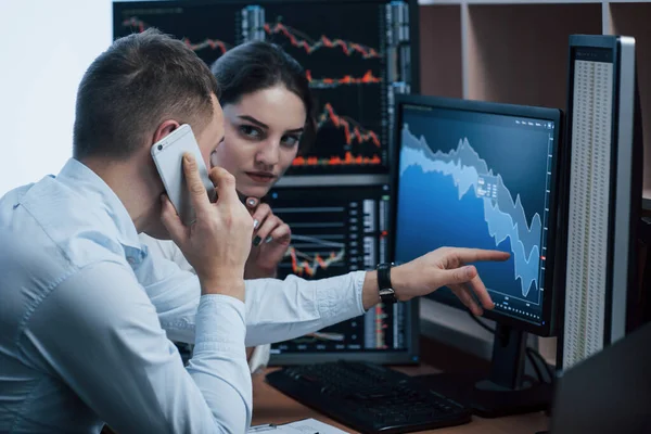 Comando Requer Relatório Telefone Equipe Corretores Bolsa Estão Tendo Uma — Fotografia de Stock