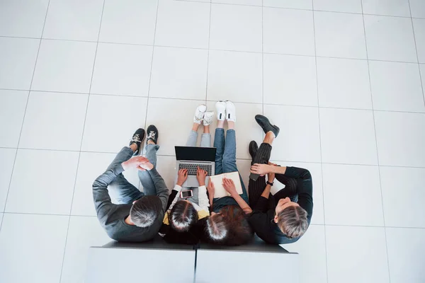 키보드로 타이핑하기 현대식 사무실에서 평상복을 일하는 청소년들의 — 스톡 사진