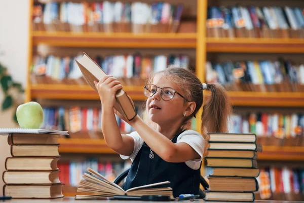 Χαριτωμένο Κοριτσάκι Τις Κοτσίδες Είναι Στη Βιβλιοθήκη Apple Στα Βιβλία — Φωτογραφία Αρχείου