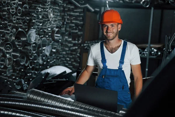 Humor Positivo Hombre Uniforme Trabaja Producción Tecnología Industrial Moderna — Foto de Stock