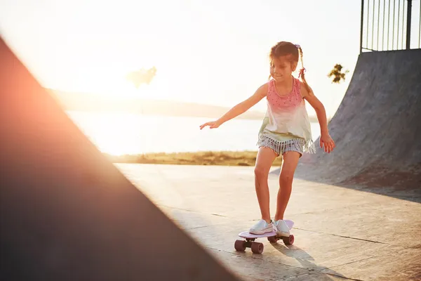 晴れた日 子供はランプでスケートを楽しんでいます 陽気な女の子 — ストック写真