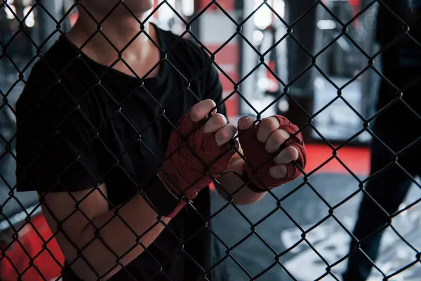 Fazer Uma Pausa Desportista Ringue Boxe Faz Exercício Inclinando Cerca — Fotografia de Stock