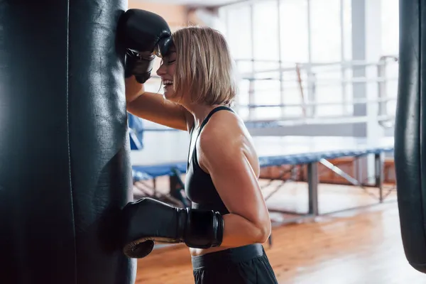 Heitere Stimmung Müde Nach Dem Training Ausruhen Fitnessstudio Für Box — Stockfoto