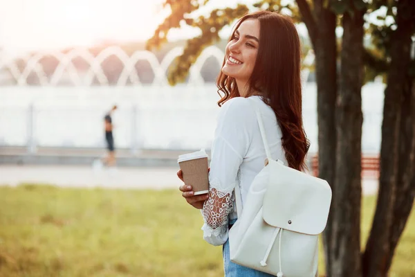 Com Saco Branco Xícara Café Jovem Mulher Divertir Parque Seu — Fotografia de Stock