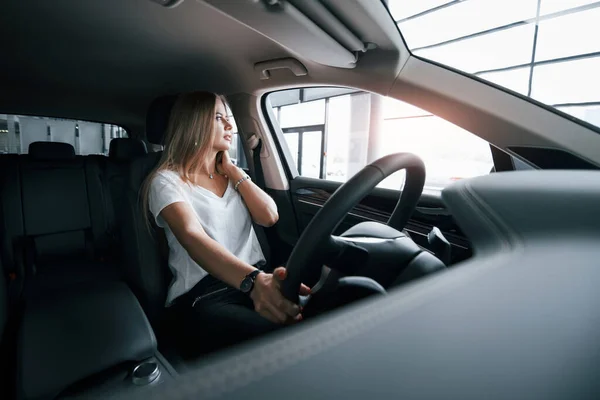 Luz Natural Del Día Chica Coche Moderno Salón Durante Día — Foto de Stock