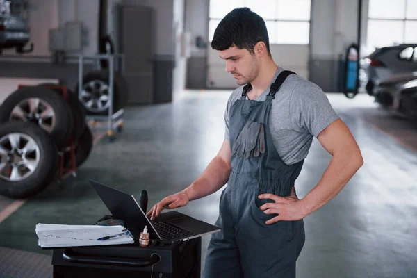 Internet Kunt Elk Item Vinden Kopen Werknemer Staat Binnen Uniform — Stockfoto