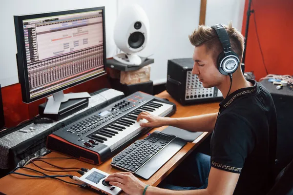 Sound Engineer Headphones Working Mixing Music Indoors Studio — Stock Photo, Image