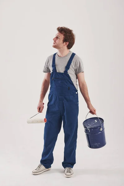 Professionell Seiner Arbeit Mann Blauer Uniform Steht Vor Weißem Hintergrund — Stockfoto
