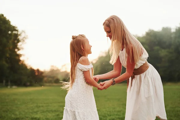 Conversar Com Outro Mãe Filha Desfrutando Fim Semana Juntos Andando — Fotografia de Stock