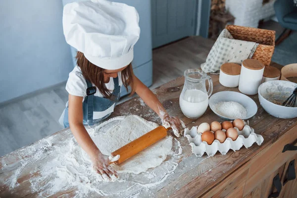 Χαριτωμένο Παιδί Λευκό Στολή Σεφ Προετοιμασία Των Τροφίμων Στην Κουζίνα — Φωτογραφία Αρχείου