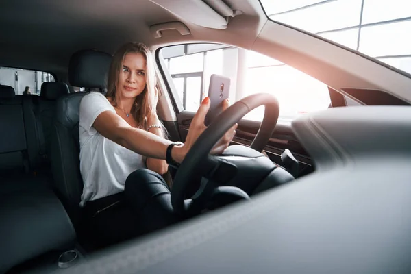 Foto Para Las Redes Sociales Chica Coche Moderno Salón Durante — Foto de Stock