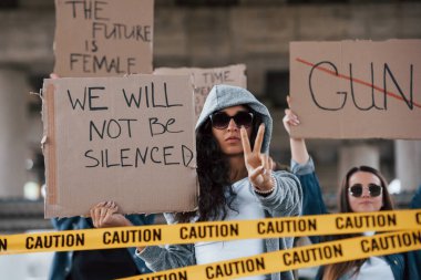 Biz farklıyız ama haklarımız eşit. Bir grup feminist kadın dışarıda protesto yapıyor..
