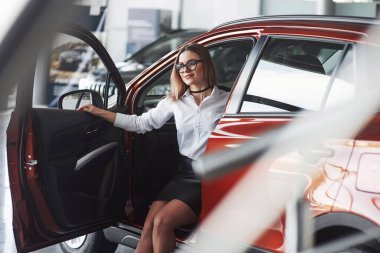 Yolculuk güzeldi. Yeni arabasında oturan güzel sarışın kız..