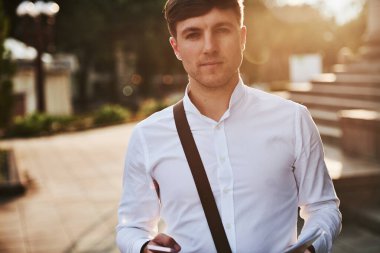 Şehirde resmi giysiler içinde kendinden emin bir işadamının portresi..