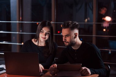 Sonuçları görelim. Genç iş adamlarından oluşan bir ekip gece ofiste projeleri üzerinde çalışıyor..