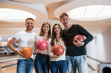 Dört pozitif insan. Genç neşeli arkadaşlar hafta sonları bowling kulübünde eğleniyorlar..