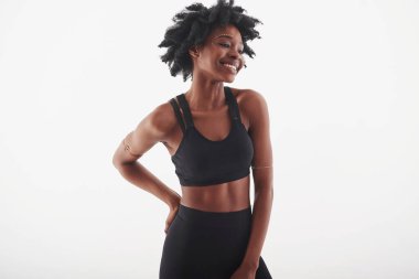 Odada yalnızdım. Stüdyoda beyaz arka planda güzel bir Afro-Amerikan kadın var..