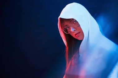 Çekici bir kadın. Stüdyo karanlık stüdyoda neon ışıkla çekiliyor. Genç bir kızın portresi.